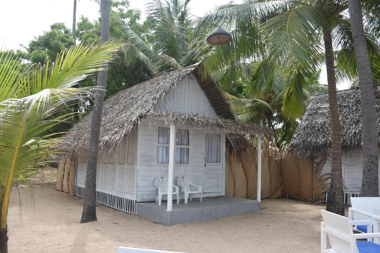 Alfresco Beach Hotel Uppuveli ภายนอก รูปภาพ