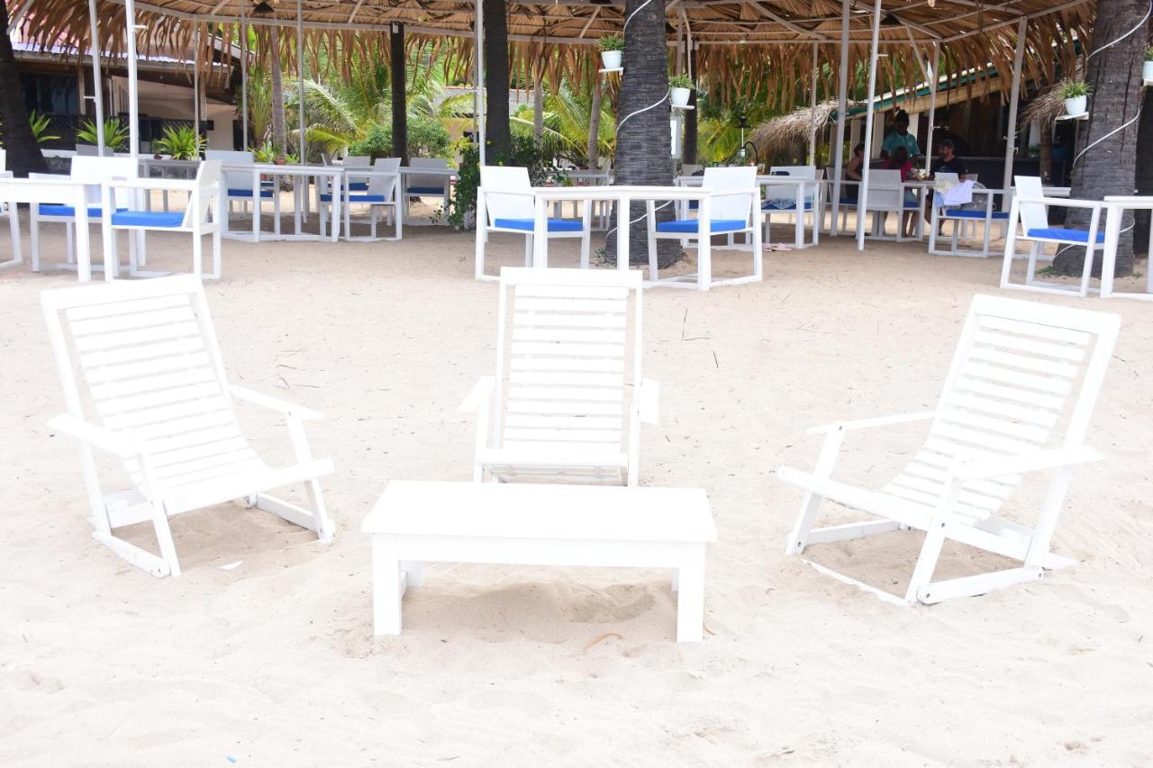 Alfresco Beach Hotel Uppuveli ภายนอก รูปภาพ