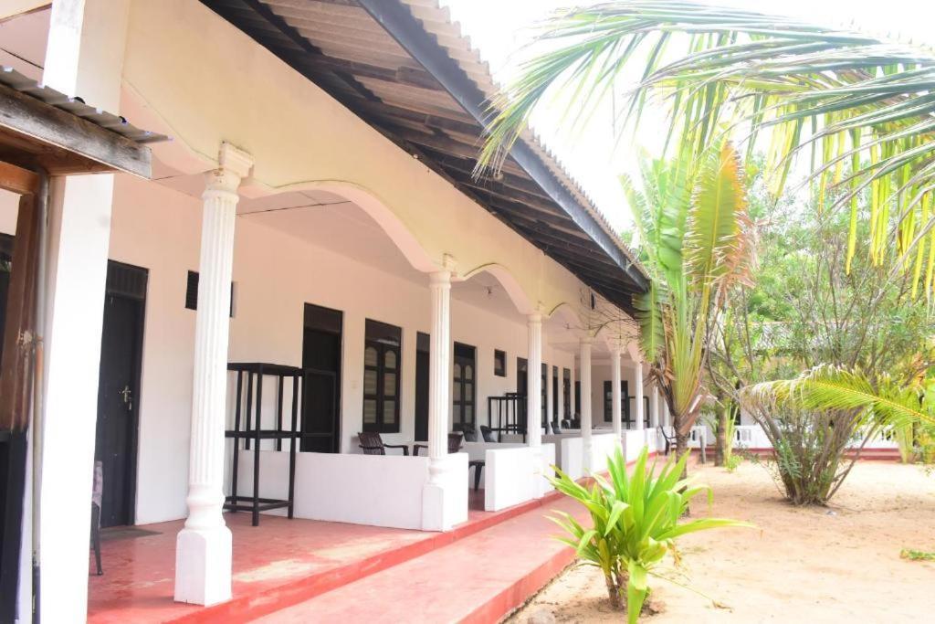 Alfresco Beach Hotel Uppuveli ภายนอก รูปภาพ
