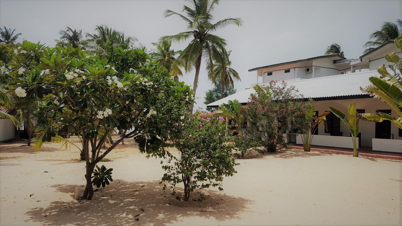 Alfresco Beach Hotel Uppuveli ภายนอก รูปภาพ