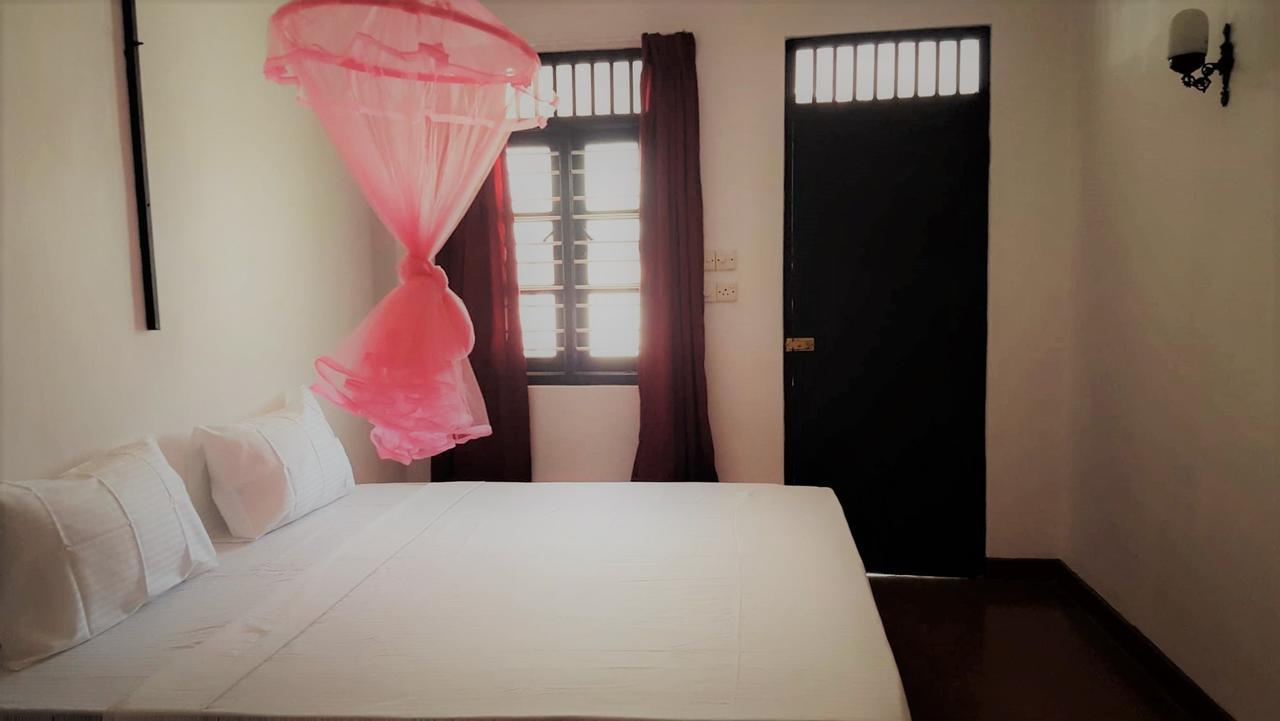 Alfresco Beach Hotel Uppuveli ภายนอก รูปภาพ